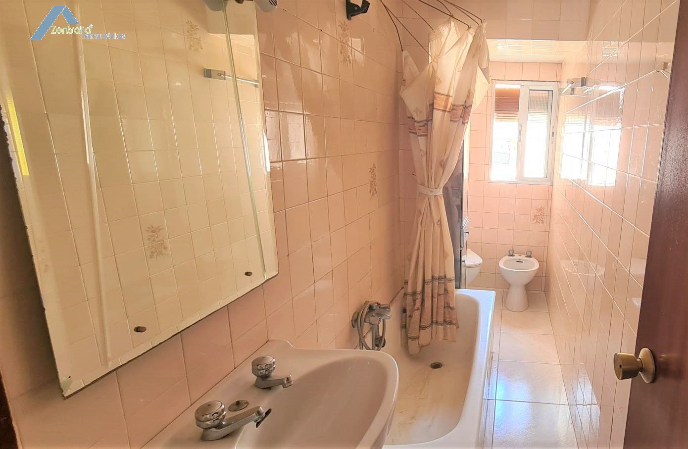 Casa de pueblo con 4 apartamentos . Ideal para turismo rural