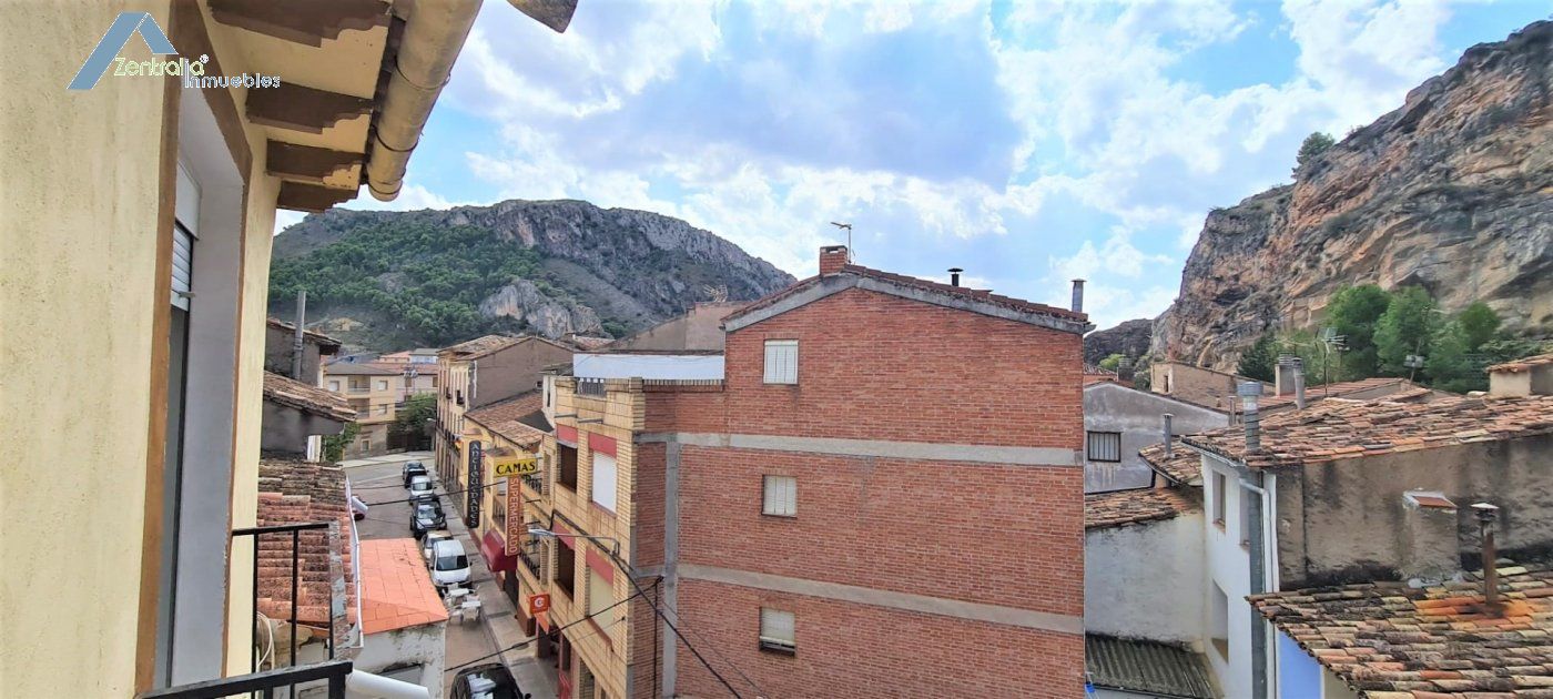 Casa de pueblo con 4 apartamentos . Ideal para turismo rural
