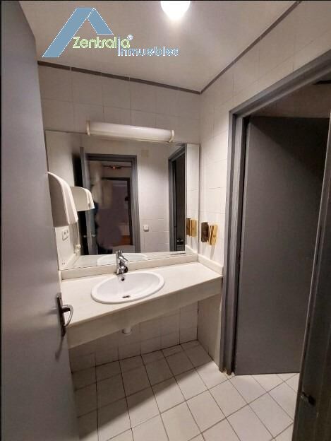 Alquiler de mágifico local  completamente instalado con gran escaparate en Gran Via 34