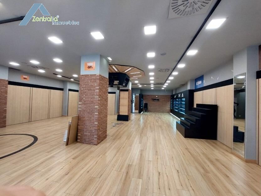 Alquiler de mágifico local  completamente instalado con gran escaparate en Gran Via 34