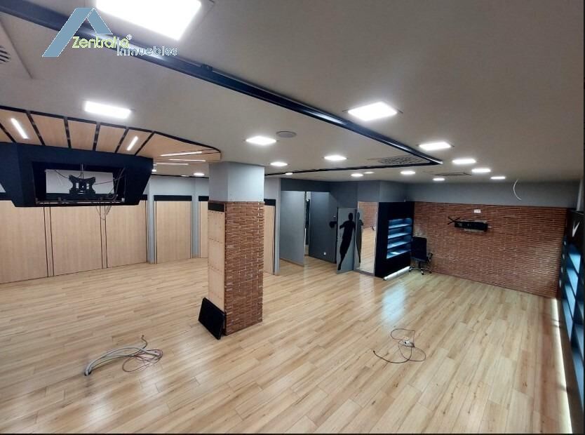 Alquiler de mágifico local  completamente instalado con gran escaparate en Gran Via 34