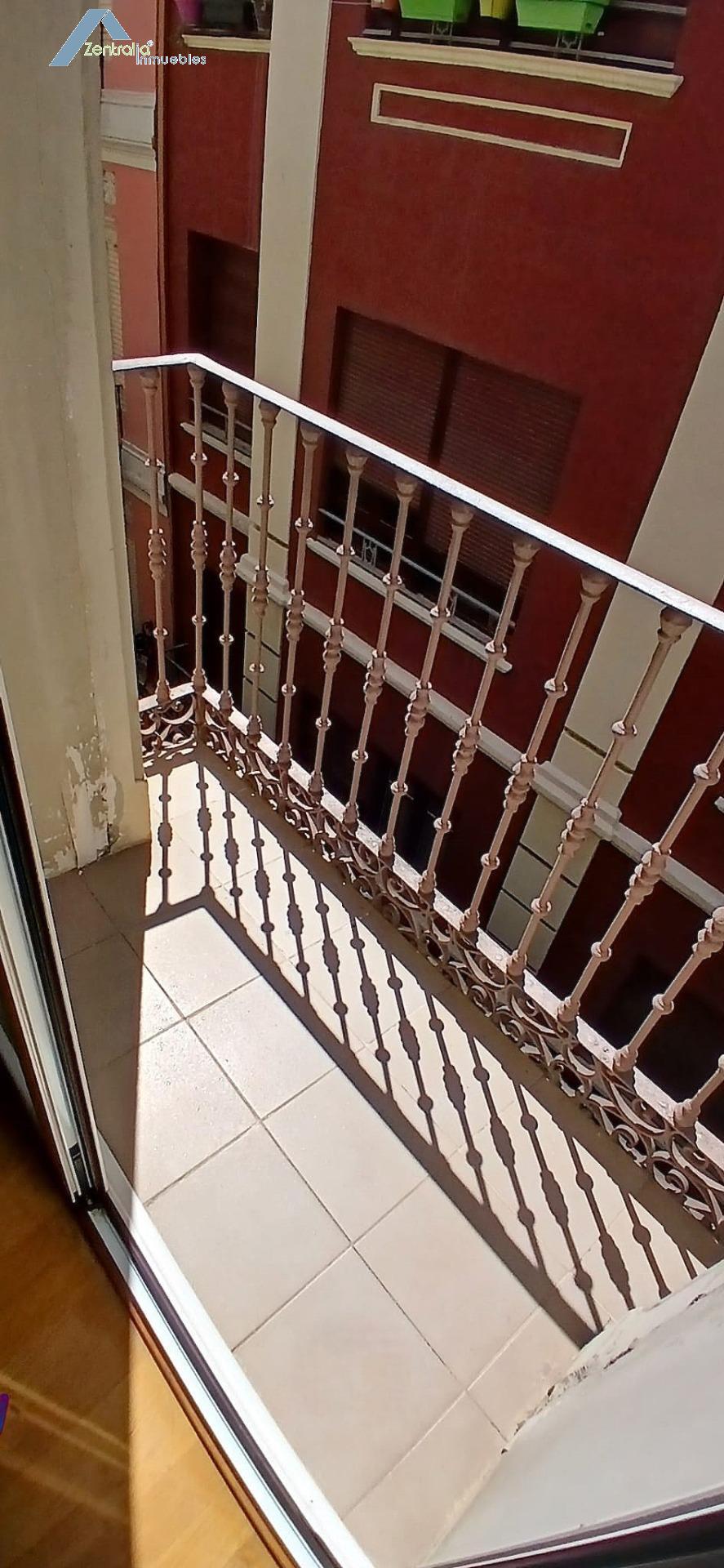 CÉNTRICA OFICINA CON 4 DESPACHOS