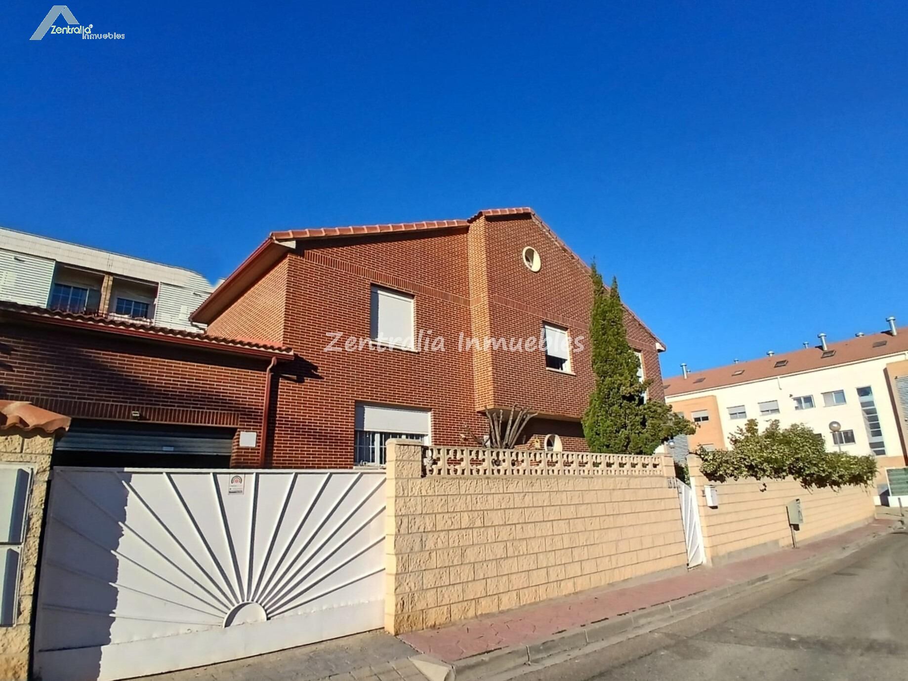 VIVIENDA UNIFAMILIAR CON JARDÍN PRIVADO