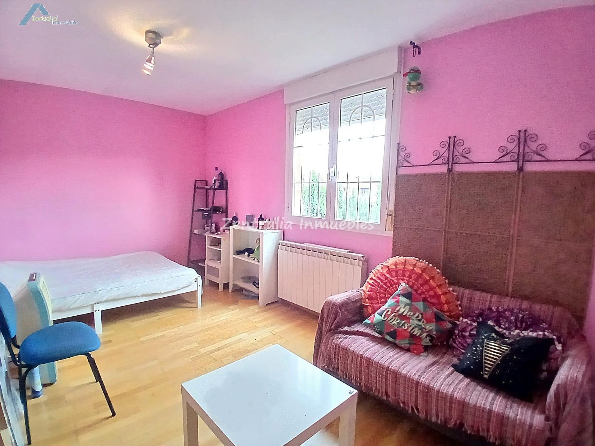 VIVIENDA UNIFAMILIAR CON JARDÍN PRIVADO