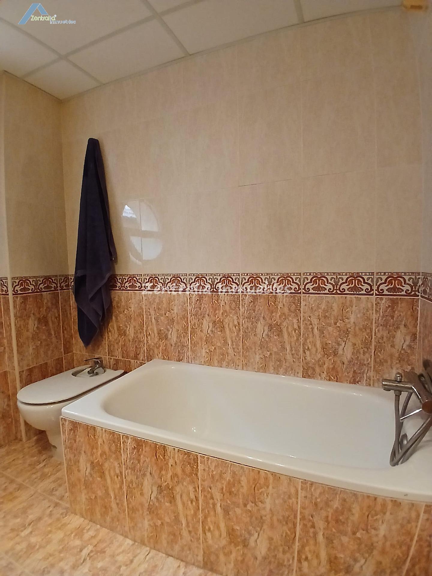 VIVIENDA UNIFAMILIAR CON JARDÍN PRIVADO