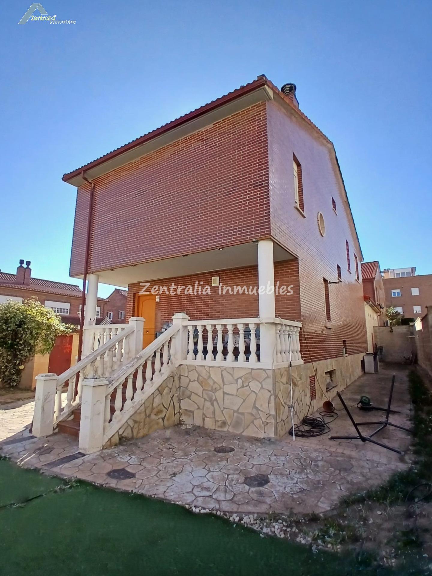 VIVIENDA UNIFAMILIAR CON JARDÍN PRIVADO