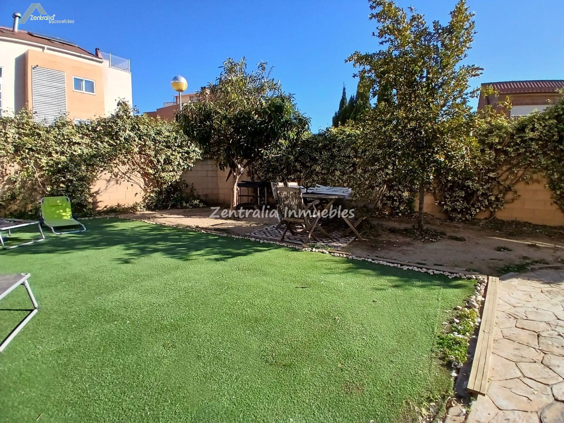 VIVIENDA UNIFAMILIAR CON JARDÍN PRIVADO