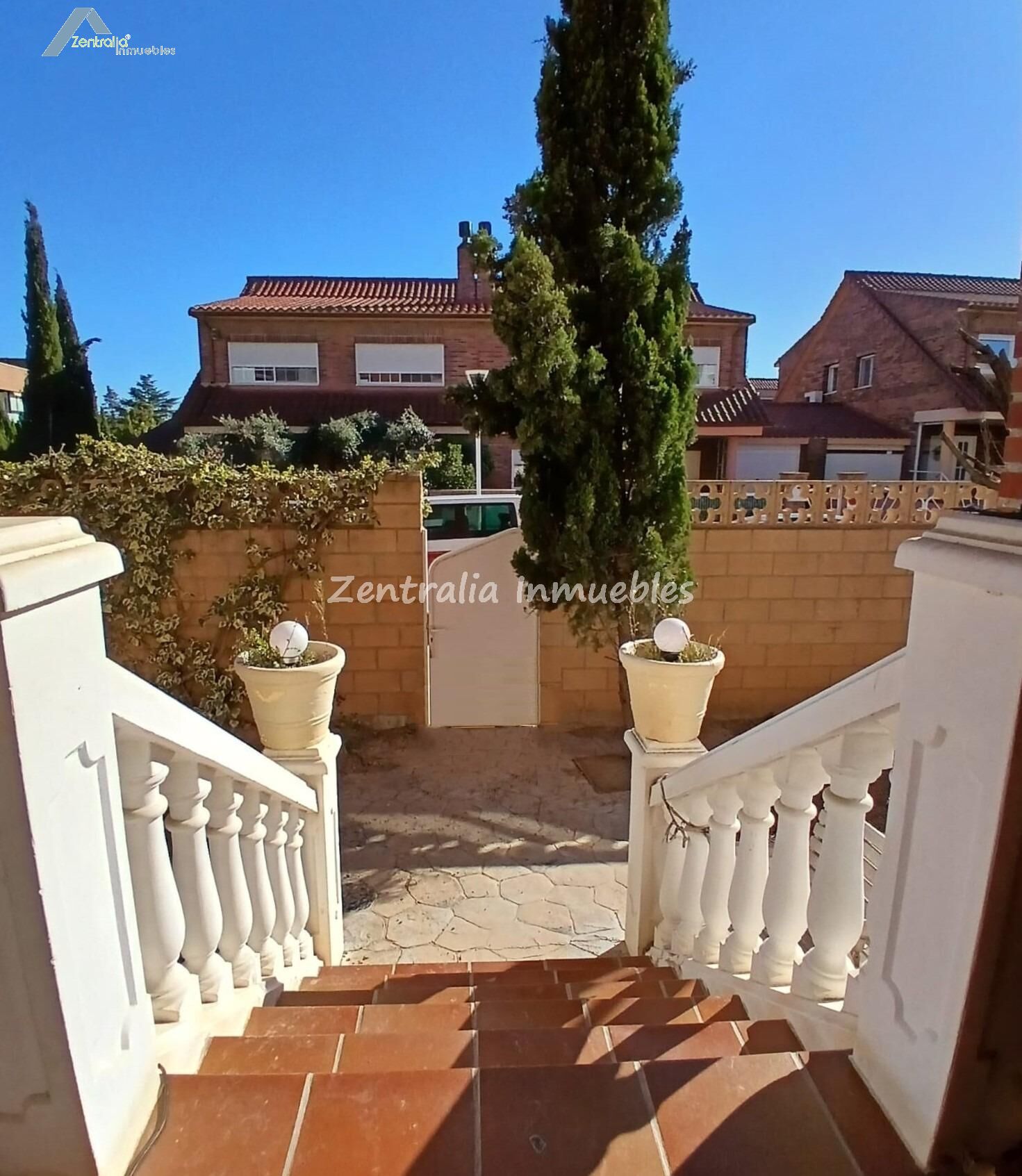 VIVIENDA UNIFAMILIAR CON JARDÍN PRIVADO