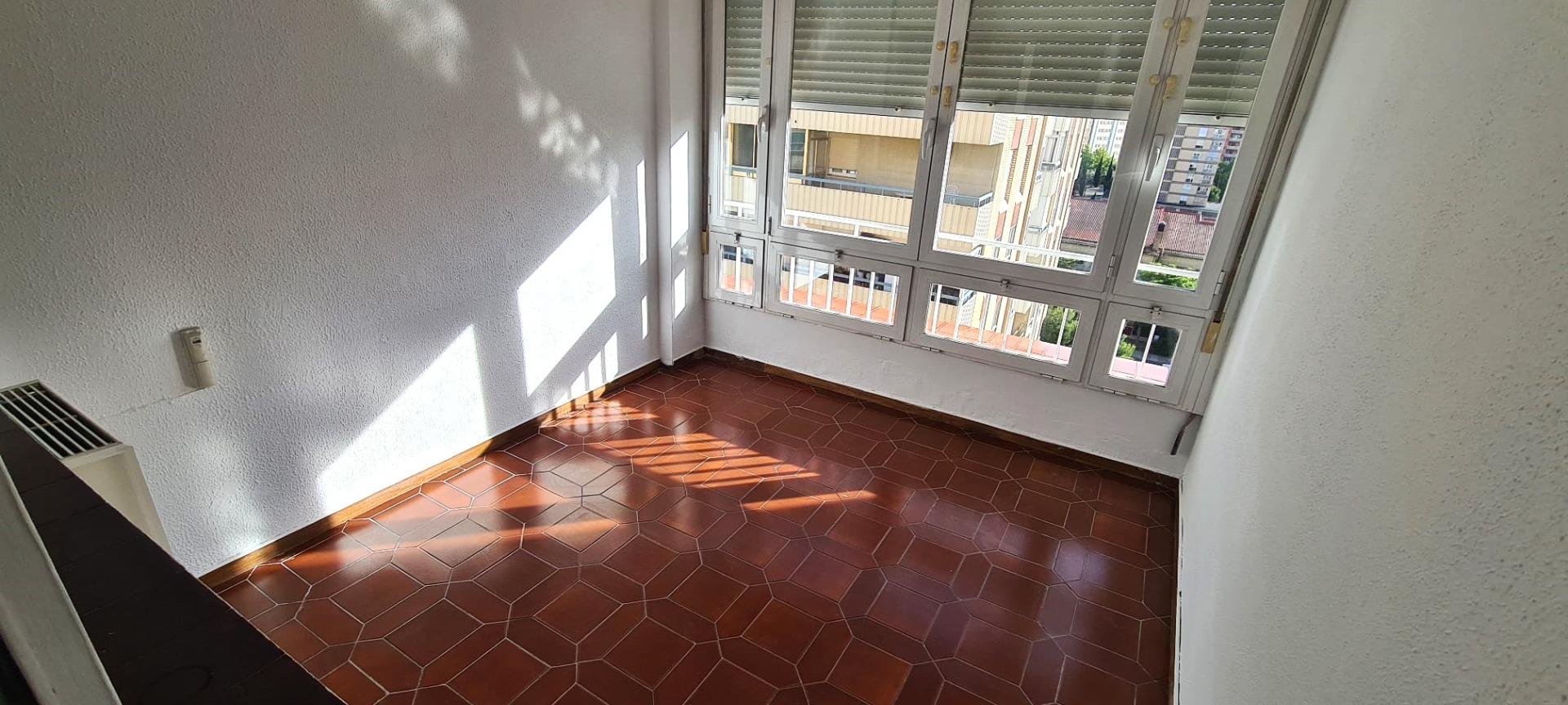Amplío y luminoso piso en alquiler en Romareda