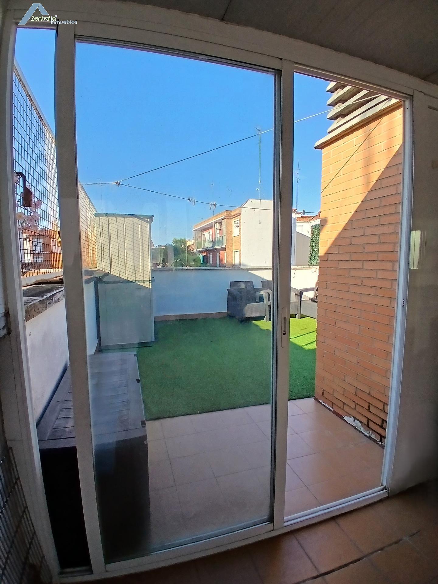 VIVIENDA AMUEBLADA CON AMPLIA TERRAZA