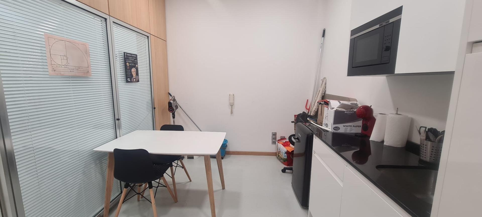 Se alquila oficina totalmente acondicionada en La Almozara