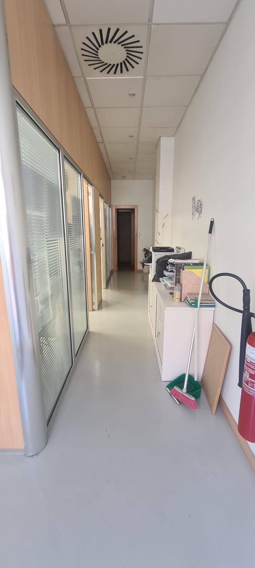 Se alquila oficina totalmente acondicionada en La Almozara