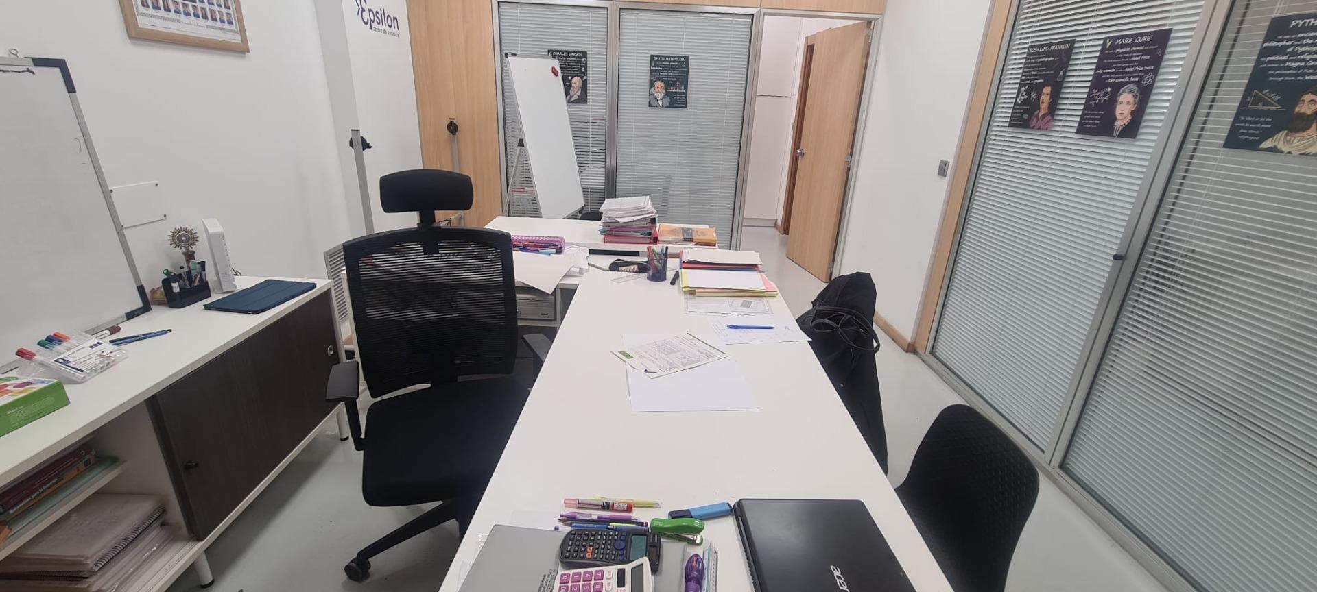 Se alquila oficina totalmente acondicionada en La Almozara