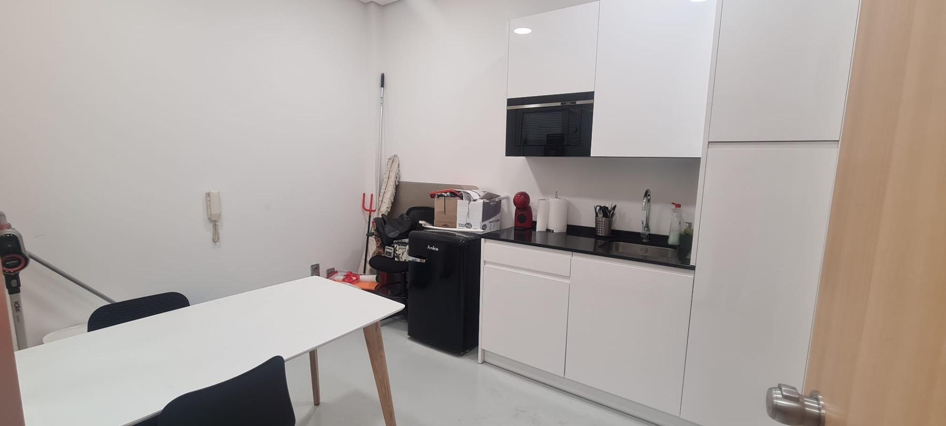 Se alquila oficina totalmente acondicionada en La Almozara