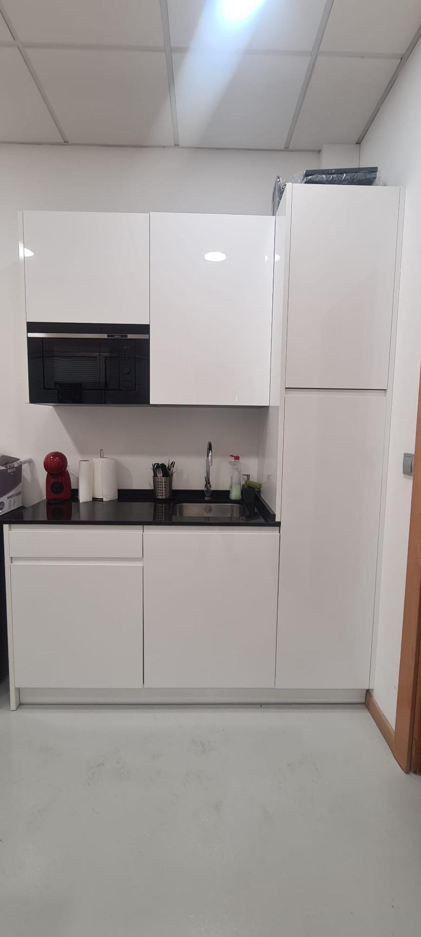 Se vende oficina totalmente acondicionada en La Almozara