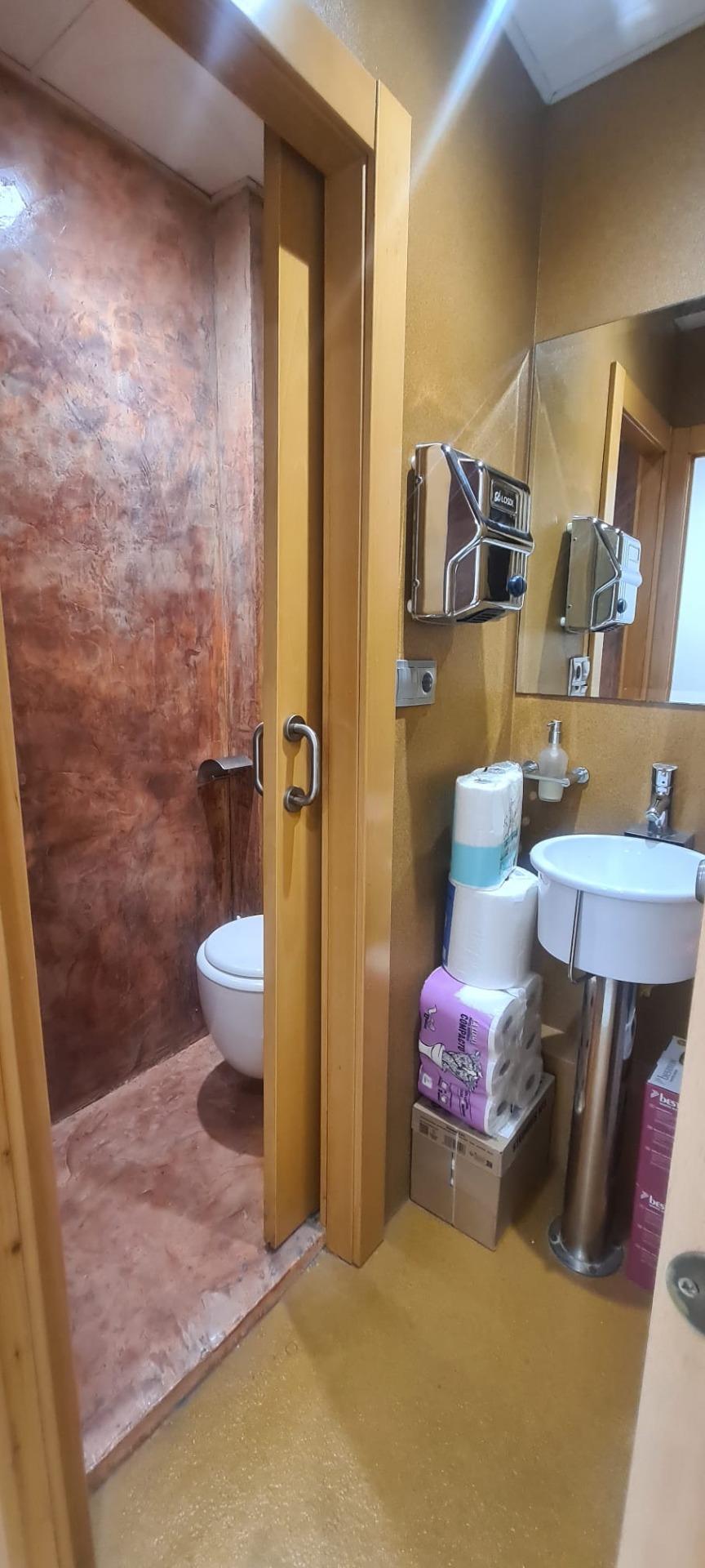 Se vende oficina totalmente acondicionada en La Almozara