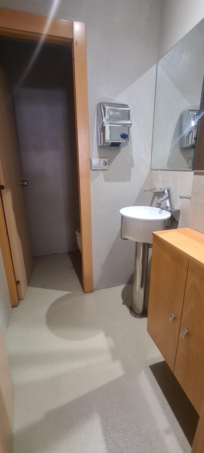 Se vende oficina totalmente acondicionada en La Almozara