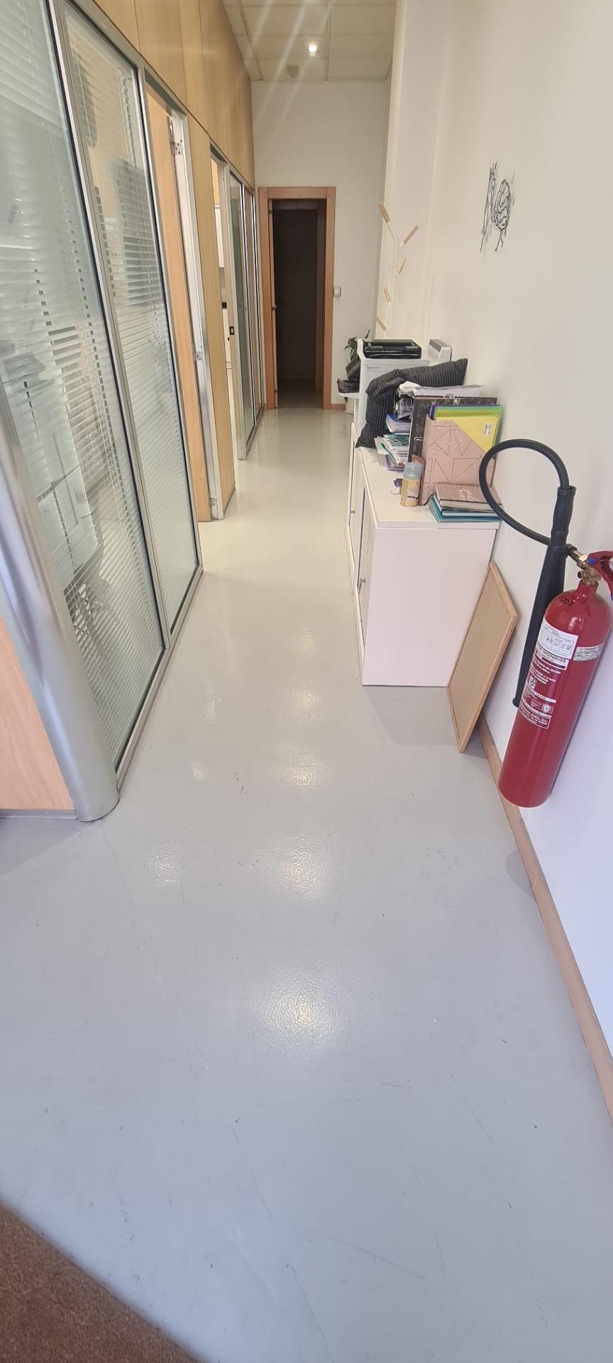 Se vende oficina totalmente acondicionada en La Almozara