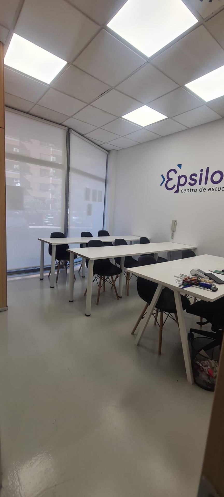 Se vende oficina totalmente acondicionada en La Almozara