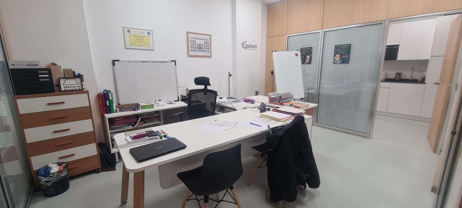 Se vende oficina totalmente acondicionada en La Almozara