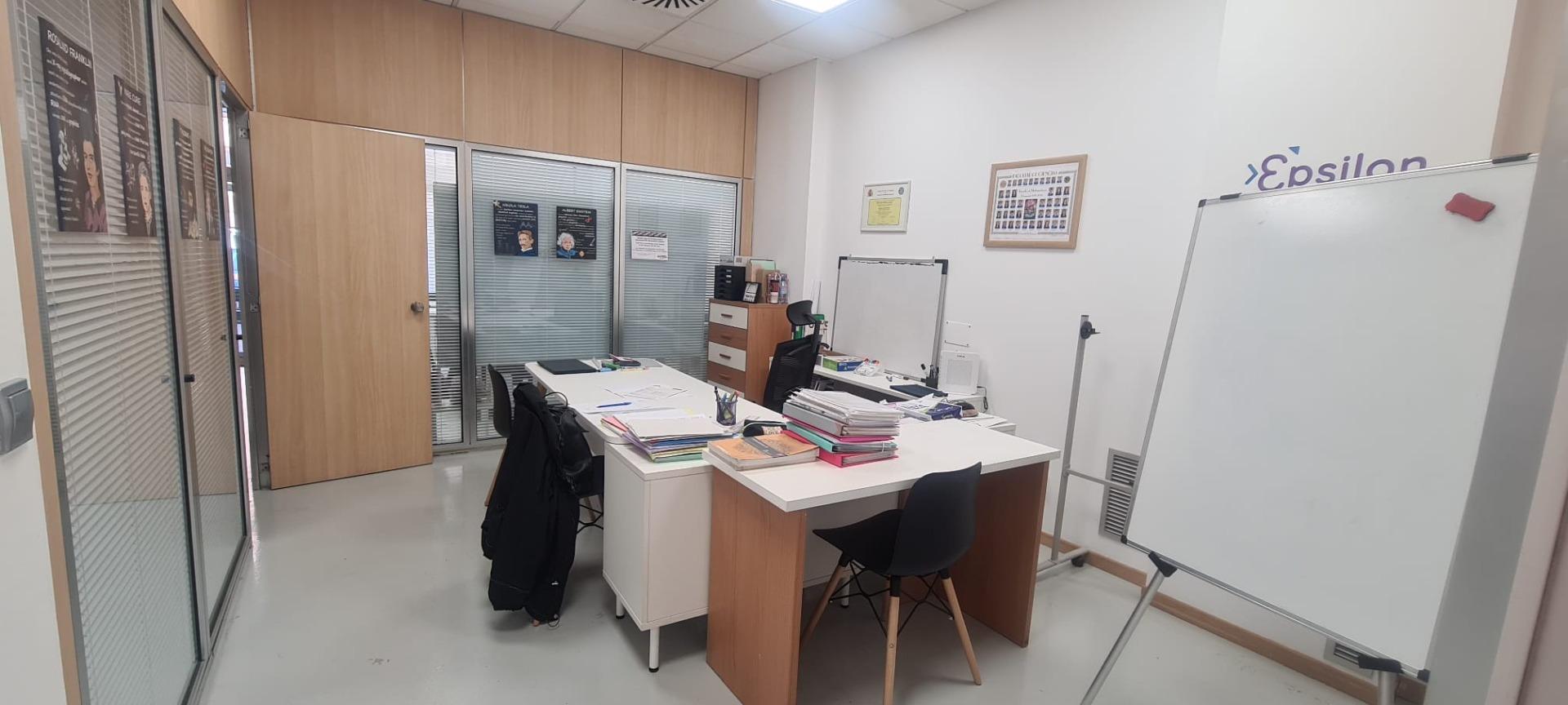 Se vende oficina totalmente acondicionada en La Almozara