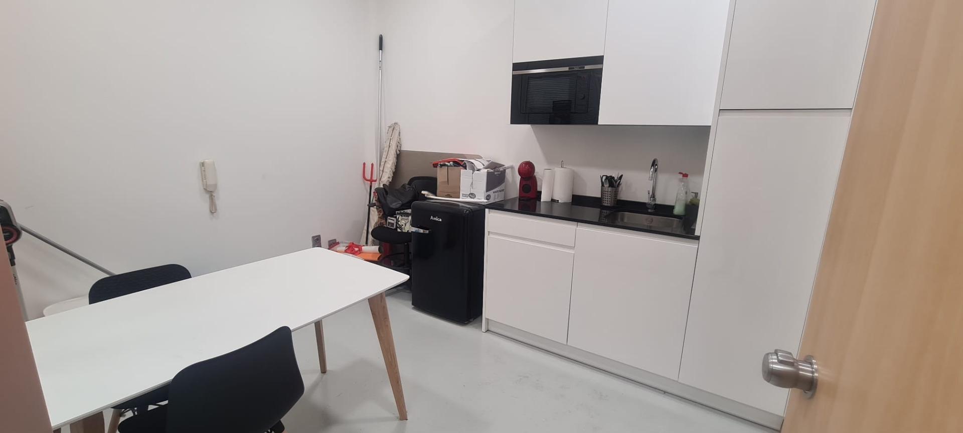 Se vende oficina totalmente acondicionada en La Almozara